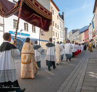 fileadmin/roha/images_galerie/brauchtum/Erntedank-Drischleg/BR-ERNTED-2016-1137-01-D-roha-Brauchtum-Erntedank-Teisendorf-Trachtler-Prozession-Marktstrasse.png