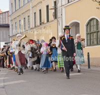 fileadmin/roha/images_galerie/brauchtum/Fasching/Faschingshochzeit/BR-FASCHI-HOCHZ-0005-D-roha-Brauchtum-Fasching-Hochzeit-Brautpaar-Hochzeitslader.jpg