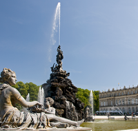 fileadmin/roha/images_galerie/orte_landschaft/Chiemsee/CHIE-HERR-0018-D-roha-Chiemsee-Herrenchiemsee-Brunnen-Schloss-Skulptur.png