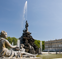 fileadmin/roha/images_galerie/orte_landschaft/Chiemsee/CHIE-HERR-0018-D-roha-Chiemsee-Herrenchiemsee-Brunnen-Schloss-Skulptur.png