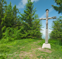 fileadmin/roha/images_galerie/kirche_religion/Teisendorf/Freidling-Berg-Stoisseralm/KKKM-TEIS-STOISS-0010-D-roha-Gipfel-Kreuz-Teisenberg-Stoisser-Alm-Teisendorf-Anger.png