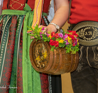 fileadmin/roha/images_galerie/musik/Blasmusik/Anger_-_Aufham/MU-BLA-ANG-BERG-MARK-0002-D-roha-Musik-Blasmusik-Musikkapelle-Anger-Bergschuetzen-Marketenderin.png