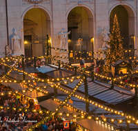 fileadmin/roha/images_galerie/brauchtum/Weihnachten/Christkindlmarkt-Salzburg/SA-CHRISTK-0017-D-roha-Salzburg-Christkindlmarkt-Domplatz-Dom-Buden-Christbaum.png