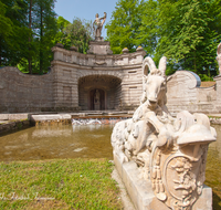 fileadmin/roha/images_galerie/orte_landschaft/Salzburg/Hellbrunn-Steintheater/SA-HELLBR-WASS-0002-25-D-roha-Salzburg-Schloss-Hellbrunn-Wasserspiele.png