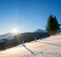 fileadmin/roha/images_galerie/stimmung-Sonne/Sonnenaufgang/SO-AU-ANG-STOISSB-0003-0836-01-D-roha-Sonnenaufgang-Anger-Stoissberg-Neuhaus-Winter.png