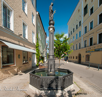 fileadmin/roha/images_galerie/architektur-Haeuser/TEI-MA-BRUN-0006-2-D-roha-Teisendorf-Marktstrasse-Brunnen-Maria-Immaculata.png