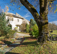 fileadmin/roha/Interessantes-in-Kurzform/BAD-REI-GRUT-0009-D-roha-Bad-Reichenhall-Burg-Gruttenstein-Fahrrad-Herbst.png