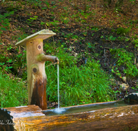 fileadmin/roha/images_galerie/Wasser-Brunnen/LANDA-BRUN-FRILLS-0004-D-roha-Landart-Brunnen-Frillensee-Wasser-Inzell.png