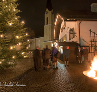 fileadmin/roha/images_galerie/orte_landschaft/Piding/Piding-Feste-Theater-usw/PID-ADV-SING-1743-01-D-roha-Piding-Adventsingen-Weihnachten-Bude-Feuer.png