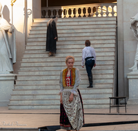 fileadmin/roha/images_galerie/orte_landschaft/Salzburg/Jedermann/2010/SA-KU-JEDERM-2010-0192-D-roha-Salzburg-Festspiele-Jedermann-Theater-Dom-Mammon.png