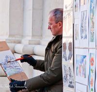 fileadmin/roha/images_galerie/orte_landschaft/Salzburg/Menschen-Gruenmarkt/SA-LEUT-DOMPL-0002-1-3-D-roha-Salzburg-Leute-Domplatz-Strassenmaler.png