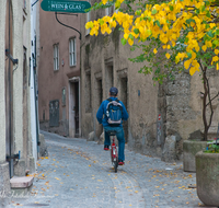 fileadmin/roha/images_galerie/orte_landschaft/Salzburg/Steingasse/SA-STEING-0007-D-roha-Salzburg-Steingasse-Kopfsteinpflaster-Radfahrer.png