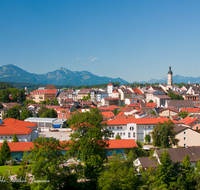 fileadmin/roha/images_galerie/orte_landschaft/Traunstein/TRAUN-0007-D-roha-Traunstein-Panorama-Stadt-Chiemgauer-Berge.png