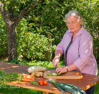 fileadmin/roha/images_galerie/Menschen/MEN-GART-GEM-0004-D-roha-Menschen-Garten-Gemuese-Hausfrau-schneiden.png