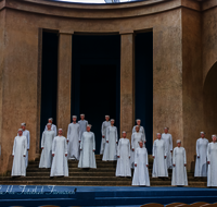 fileadmin/roha/images_galerie/orte_landschaft/Oberammergau/Passion/OBERA-PASS-0003-D-roha-Oberammergau-Passion-Spiele-Jesus-Christus-Chor.png