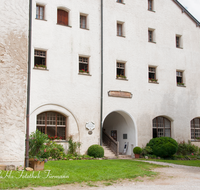 fileadmin/roha/images_galerie/orte_landschaft/Tittmoning/TITTM-BURG-0021-D-roha-Tittmoning-Burg-Mauer-Fenster-Heimatmurseum-Innenhof.png