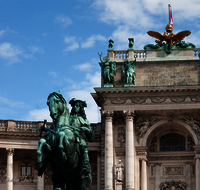 fileadmin/roha/images_galerie/orte_landschaft/Wien/WIEN-HELD-PL-0001-D-roha-Wien-Heldenplatz-Statue.png