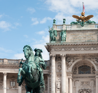 fileadmin/roha/images_galerie/orte_landschaft/Wien/WIEN-HELD-PL-0001-D-roha-Wien-Heldenplatz-Statue.png