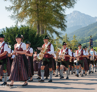 fileadmin/roha/images_galerie/orte_landschaft/Anger/Anger-Trachten-Musik-Fest/BR-FEST-ANG-MUS-TRACH-2018-08-19-0941-0-05-D-roha-Brauchtum-Fest-Anger-Trachtenverein-Musikkapelle-Thundorf-Strass.png