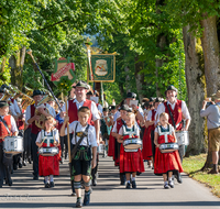 fileadmin/roha/images_galerie/orte_landschaft/Teisendorf/Gaufest-GauverbandI-Freitag14.-Sonntag23.Juli2023/BR-GAUFEST-TEIS-2023-2-1744-1-D-roha-Tracht-Gaufest-Teisendorf-Totengedenken.png