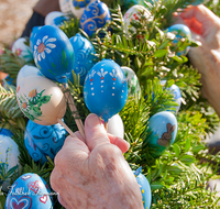 fileadmin/roha/images_galerie/brauchtum/Ostern/BR-OST-BRUN-MEN-0003-D-roha-Brauchtum-Osterbrunnen-Bad-Reichenhall-Florianiplatz-Osterei-Hand.png