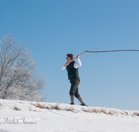 fileadmin/roha/images_galerie/brauchtum/Schnalzen/Schnalzen-Haarmoos/BR-SCHNA-HAARM-EICH-1139-01-D-roha-Brauchtum-Aper-Schnalzen-Haarmoos-Eichet-Schnee-Winter.png