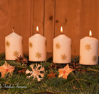 fileadmin/roha/images_galerie/brauchtum/Weihnachten/BR-WEIH-KERZE-0022-3-D-roha-Brauchtum-Weihnachten-Drei-Kerzen-Advent-Flamme.png