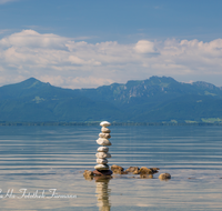 fileadmin/roha/images_galerie/orte_landschaft/Chiemsee/CHIE-STEIN-0001-D-roha-Chiemsee-Strand-Seebruck-Steinmandl.png