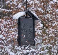 fileadmin/roha/images_galerie/kirche_religion/Ainring-Kreuzweg/KKKM-AINR-KR-01-0007-17-D-roha-Kreuzweg-Ainring-Kirche-Heckenrose-Winter-Schnee.png