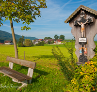 fileadmin/roha/images_galerie/kirche_religion/Ainring/KKKM-AINR-RAIN-0005-D-roha-Wegkreuz-Ainring-Rain-Gusseisen-Engel-Rose-Bank.png