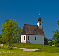 fileadmin/roha/images_galerie/orte_landschaft/Siegsdorf/SIE-ST-JOH-0001-D-roha-Siegsdorf-St-Johann-Kirche-Zwiebelturm.png