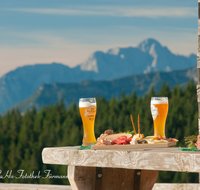 fileadmin/roha/images_galerie/kulinarisch/TEI-STO-GAS-0022-D-roha-Teisendorf-Stoisseralm-Brotzeit-Weissbier-Berge.png