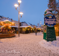 fileadmin/roha/images_galerie/orte_landschaft/Traunstein/TRAUN-CHRIST-MARKT-0001-D-roha-Traunstein-Christkindlmarkt-Stadtplatz-Weihnachten-Schnee.png