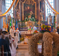 fileadmin/roha/images_galerie/brauchtum/Erntedank-Drischleg/BR-ERNTED-0015-D-roha-Brauchtum-Erntedank-Teisendorf-Erntekrone-Kirche.png