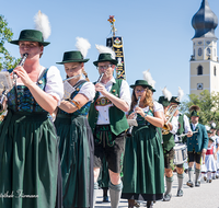 fileadmin/roha/images_galerie/orte_landschaft/Ainring/Trachtenfest/BR-FEST-FELDK-TRACH-2019-08-18-1138-03-D-roha-Brauchtum-Fest-Feldkirchen-Trachtenverein-Ainring-Festzug.png