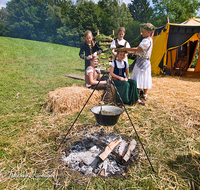 fileadmin/roha/images_galerie/brauchtum/Ritter-Mittelalter/BR-MITTELALT-PID-0016-D-roha-Brauchtum-Mittelalterfest-Piding-Schloss-Staufeneck-Lagerfeuer.png