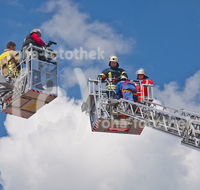 fileadmin/roha/images_galerie/Feuerwehr-Florianijuenger/FFW-TEI-DREHL-0014-D-roha-Feuerwehr-Teisendorf-Drehleiter-blauer-Himmel.jpg