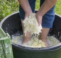 fileadmin/roha/images-Rezepte/GAS-SAU-KR-2017-0952-01-D-roha-Essen-Garten-Sauerkraut-Gaertopf-Bottich.jpg