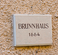 fileadmin/roha/images_galerie/orte_landschaft/Salzburg/Almkanal/SA-B-ALMK-BRUN-0001-D-roha-Salzburg-Almkanal-Brunnhaus-Schild-Marmor-Gravur-Schrift.png