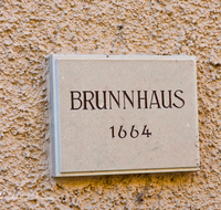 fileadmin/roha/images_galerie/orte_landschaft/Salzburg/Almkanal/SA-B-ALMK-BRUN-0001-D-roha-Salzburg-Almkanal-Brunnhaus-Schild-Marmor-Gravur-Schrift.png