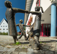 fileadmin/roha/images_galerie/orte_landschaft/Teisendorf/Teisendorf-Markt/TEI-DETAIL-0020-D-roha-Teisendorf-Rathaus-Kinder-Skulptur-Bronze.png