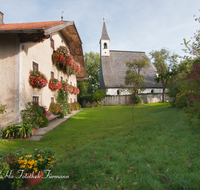 fileadmin/roha/images_galerie/orte_landschaft/Anger/Anger/AN-STEINH-0002-D-roha-Anger-Steinhoegl-Kirche-Bauernhaus.png