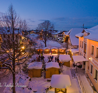 fileadmin/roha/images_galerie/brauchtum/Weihnachten/Christkindlmarkt-Anger/AN-WEI-0035-D-roha-Anger-Dorfplatz-Weihnachten-Winter-Schnee-Christkindlmarkt.png