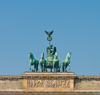 fileadmin/roha/images_galerie/orte_landschaft/Berlin/BERL-BRAND-TOR-0002-D-roha-Berlin-Brandenburger-Tor-Quadriga-Bronzefigur-Skulptur.png