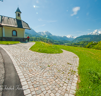 fileadmin/roha/images_galerie/orte_landschaft/Berchtesgaden/Kirchleitnkapelle/BGD-KIRCHL-KAP-0039-D-roha-Berchtesgaden-Kirchleitn-Kapelle-Fruehling-Watzmann.png