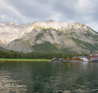 fileadmin/roha/images_galerie/orte_landschaft/Berchtesgaden/Koenigssee/BGD-KOE-BA-0013-21-D-roha-Berchtesgaden-Koenigssee-Bartholomae-Watzmannostwand-Hirschau-Herbst.png