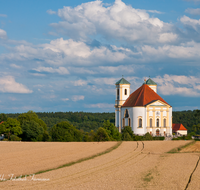 fileadmin/roha/images_galerie/orte_landschaft/Burghausen/BURGH-MARIENB-0010-D-roha-Burghausen-Marienberg-Kirche-Wallfahrt-Wolken-Himmel-Getreide-Weizen-Feld.png