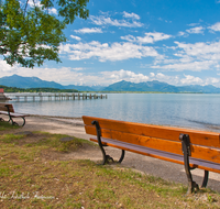 fileadmin/roha/images_galerie/orte_landschaft/Chiemsee/CHIE-CHIEM-STRA-0002-D-roha-Chiemsee-Chieming-Strand-Bank-Steg-Berge-Kampenwand.png