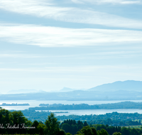 fileadmin/roha/images_galerie/orte_landschaft/Rimsting-Chiemsee/CHIE-PAN-RATZ-0002-D-roha-Chiemsee-Ratzinger-Hoehe-Panorama-Stimmung.png