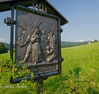 fileadmin/roha/images_galerie/kirche_religion/Ainring-Kreuzweg/KKKM-AINR-KR-08-0054-7-D-roha-Kreuzweg-Ainring-Ulrichshoegl-Kirchturm-Wiese.png